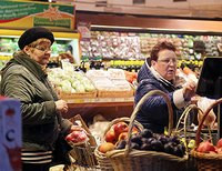 Покупатели овощей и фруктов