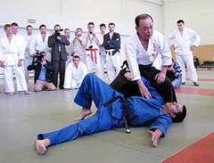 77-летний японский мастер джиу-джитсу продемонстрировал несколько «приемчиков» рукопашного боя сотрудникам управления госохраны