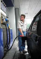 В разных регионах украины стоимость литра бензина а-95 колеблется от 5 гривен 81 копейки до 6 гривен 28 копеек