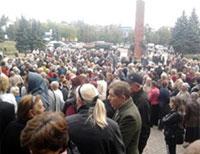 «Уйдите за поребрик!»: Две тысячи жителей Свердловска потребовали от боевиков покинуть город
