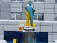 В российском Новосибирске памятники перекрашивают в цвета украинского флага (фото)