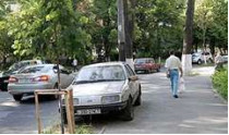 Ежедневно инспектора «киевтранспарксервиса» фотографируют автомобили, оставленные владельцами на газонах