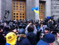 Около 200 активистов пытаются прорваться в здание Харьковского горсовета (обновлено, фото)