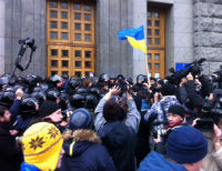 Около 200 активистов пытаются прорваться в здание Харьковского горсовета (фото)