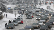 Во Франции из-за снегопадов и гололеда оказались заблокированы на трассе 15 тысяч автомобилей