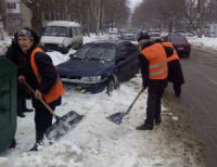 В Одессе вручную откапывают, передвигают и переносят из снежных заносов брошенные автомобили (фото)