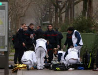 Неизвестные расстреляли 12 человек в центре Парижа (видео, фото)