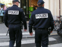 На юге Франции прогремел взрыв, а в Париже стреляли в полицейских (фото)