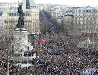 Толпы парижан выходят на улицы, чтобы принять участие в Марше единства