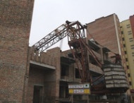 В Тернополе на недостроенный дом рухнул башенный кран (фото)