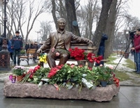 В Кременчуге открыли скульптурную композицию убитому мэру Олегу Бабаеву