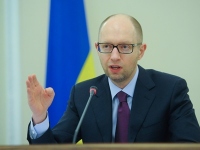 Яценюк поручил регионам приготовиться на случай перехода страны на «военные рельсы»