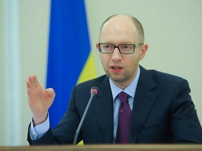 Яценюк поручил регионам приготовиться на случай перехода страны на «военные рельсы»