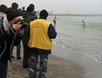 В Одессе спасатели сняли с дрейфующей льдины мужчину с трехлетним ребенком