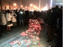 На Майдане Незалежности почтили память погибших в Мариуполе (фото)