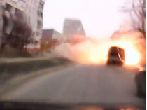 Мужчина чудом выжил при обстреле Мариуполя: снаряд взорвался совсем рядом от машины (видео)