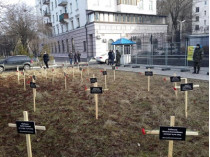 Под посольством РФ в Киеве установили кресты с именами убитых мариупольцев (фото)