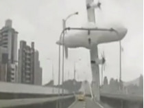 На Тайване пассажирский самолет потерпел крушение (видео)