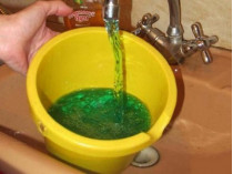 зеленая вода из-под крана