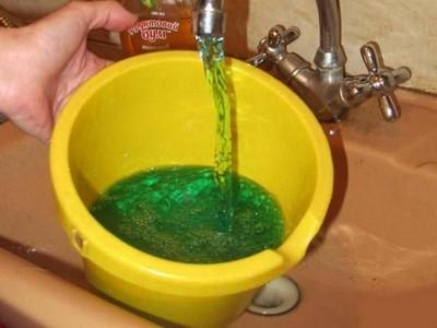 зеленая вода из-под крана