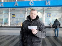 Житель Бердянска сдал билет на поезд, однако денег ему не вернули, объяснив, что для этого надо лично приехать в&#133; Днепропетровск, в центральный офис перевозчика 