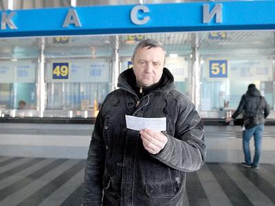 Житель Бердянска сдал билет на поезд, однако денег ему не вернули, объяснив, что для этого надо лично приехать в&#133; Днепропетровск, в центральный офис перевозчика 