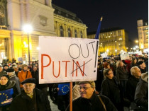 Накануне визита Путина в Будапешт венгры вышли на демонстрацию, выступая против войны в Украине и сближения их страны с Россией