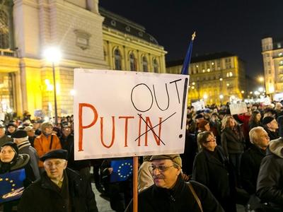 Накануне визита Путина в Будапешт венгры вышли на демонстрацию, выступая против войны в Украине и сближения их страны с Россией