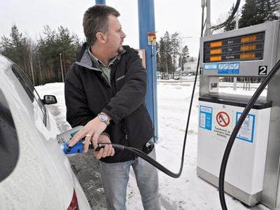 При курсе 26 гривен за доллар литр бензина может подорожать до 24 гривен
