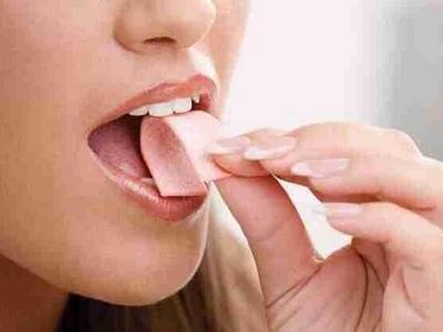 Жевательная резинка очищает зубы в первые 30 секунд 