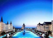 В гостинице на турецком курорте анталья можно принять ванну из шампанского и почистить кожу, завернувшись в листы из золота