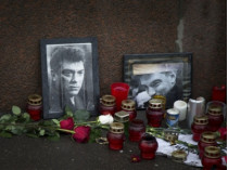 Цветы возле портрета Немцова