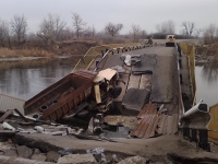 В Трехизбенке повторно взорвали мост через Северский Донец