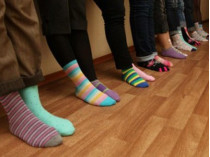В знак поддержки людей с синдромом Дауна сегодня можно надеть разноцветные носки