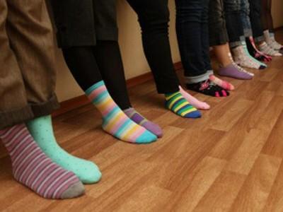 В знак поддержки людей с синдромом Дауна сегодня можно надеть разноцветные носки