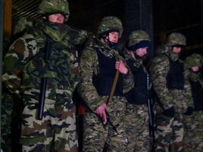 Под зданием «Укрнафты» накалилась ситуация: прибыли вооруженные люди и броневик (фото)
