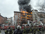 Взрыв газа на Манхэттене привел к обрушению трех 5-этажных зданий и пожару в 7-этажном доме