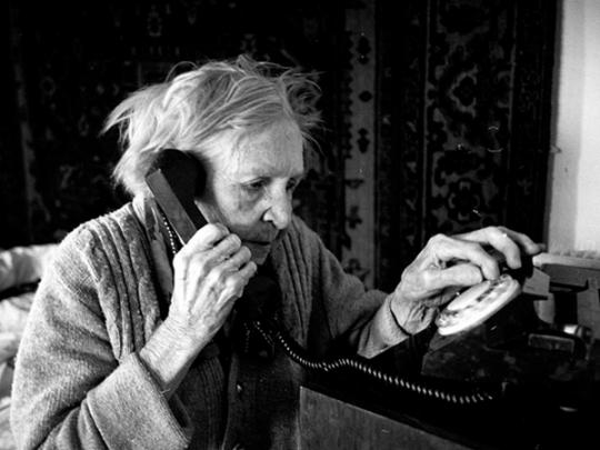 старушка у телефона