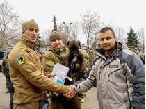 В Одессе волонтеры подарили бойцам кинологического подразделения нацгвардии щенков-овчарок 