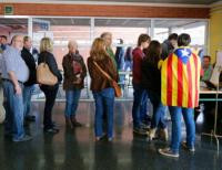 Избиратели на участке в Барселоне