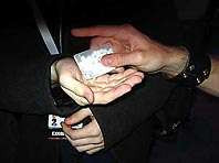 Когда после контрольной закупки семи килограммов кокаина оперативники взломали дверь гостиничного номера, лидер украинской части международной наркогруппировки спускал наркотики&#133; В унитаз