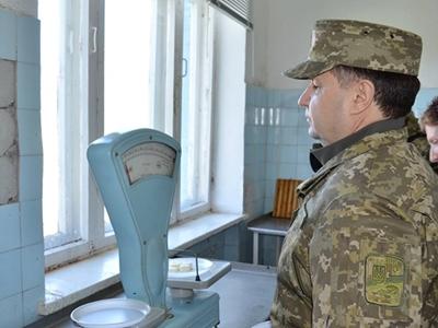 Министр обороны обнаружил антисанитарию в солдатской столовой на Николаевщине (фото)