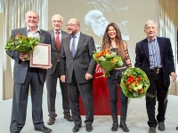 певицу руслану, правозащитника евгения захарова, рок-музыканта андрея макаревича и писателя эдуарда успенского в кельне наградили премией имени льва копелева