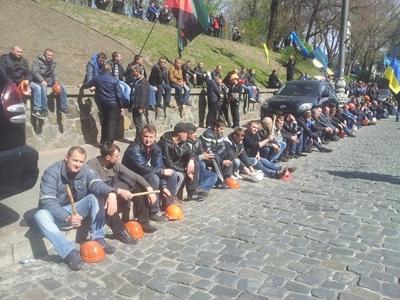 Митингующие шахтеры перекрыли в Киеве улицу Грушевского (фото)