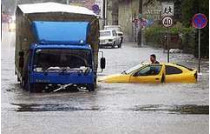 В чехии восемь человек погибли во время наводнения, вызванного проливными дождями, самыми обильными за последние 50 лет
