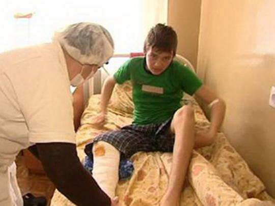 Травматологи спасли ногу 14-летнему подростку, пострадавшему во время обстрела мирного поселка боевиками
