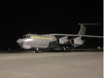 Самолет с эвакуированными украинцами приземлился в Киеве