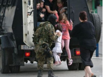 Полиция эвакуирует детей