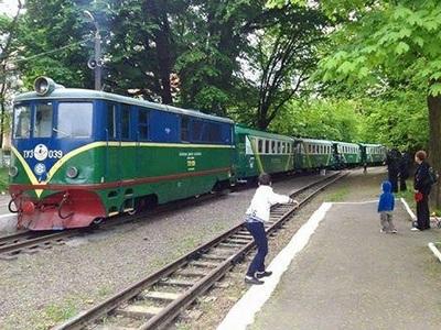 Во Львове сошел с рельсов вагон детского поезда