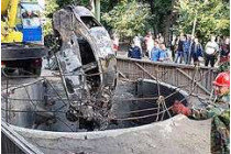 Автомобиль «черри», скрывавшийся с места дтп, снеся забор, упал в 16-метровый коллектор на столичной улице воровского и сгорел дотла